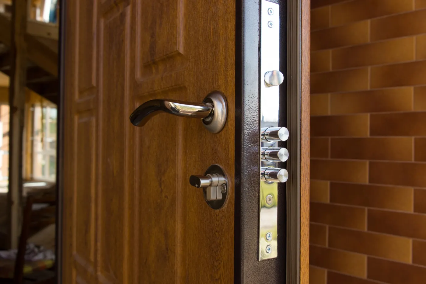 Serrurier installant une serrure multipoints sur une porte à Goussainville (95190)
